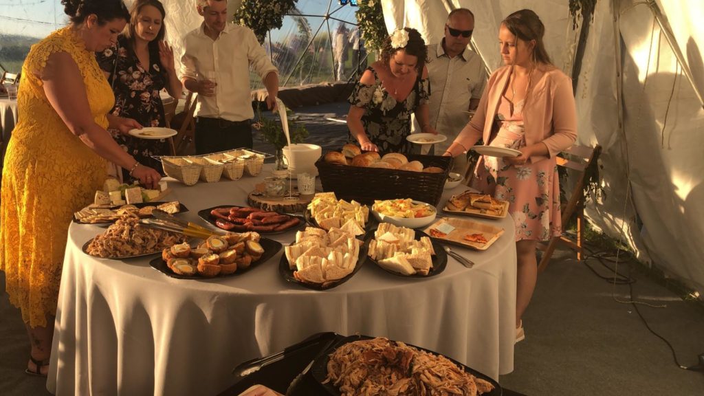 hog-roast-port-isaac-for-a-classic-cornish-wedding-and-evening-buffet